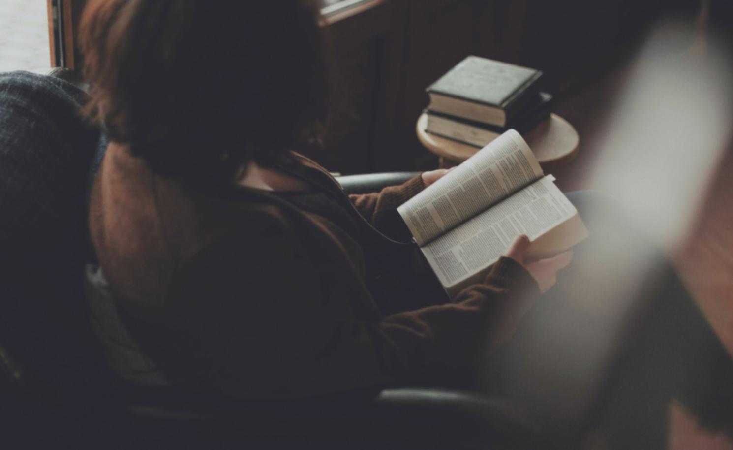 Professionista che analizza dati di performance