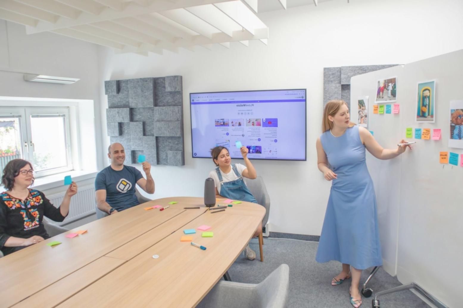 Leader che riflette su strategie di crescita professionale