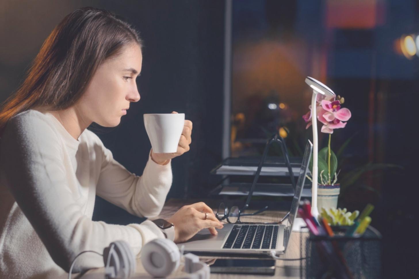 Professionista durante una sessione di coaching individuale in ambiente di lavoro moderno
